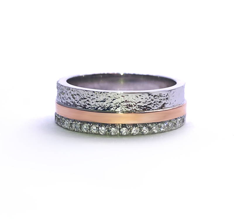 La traversée ring with horizontal band in rose gold with diamond pavé