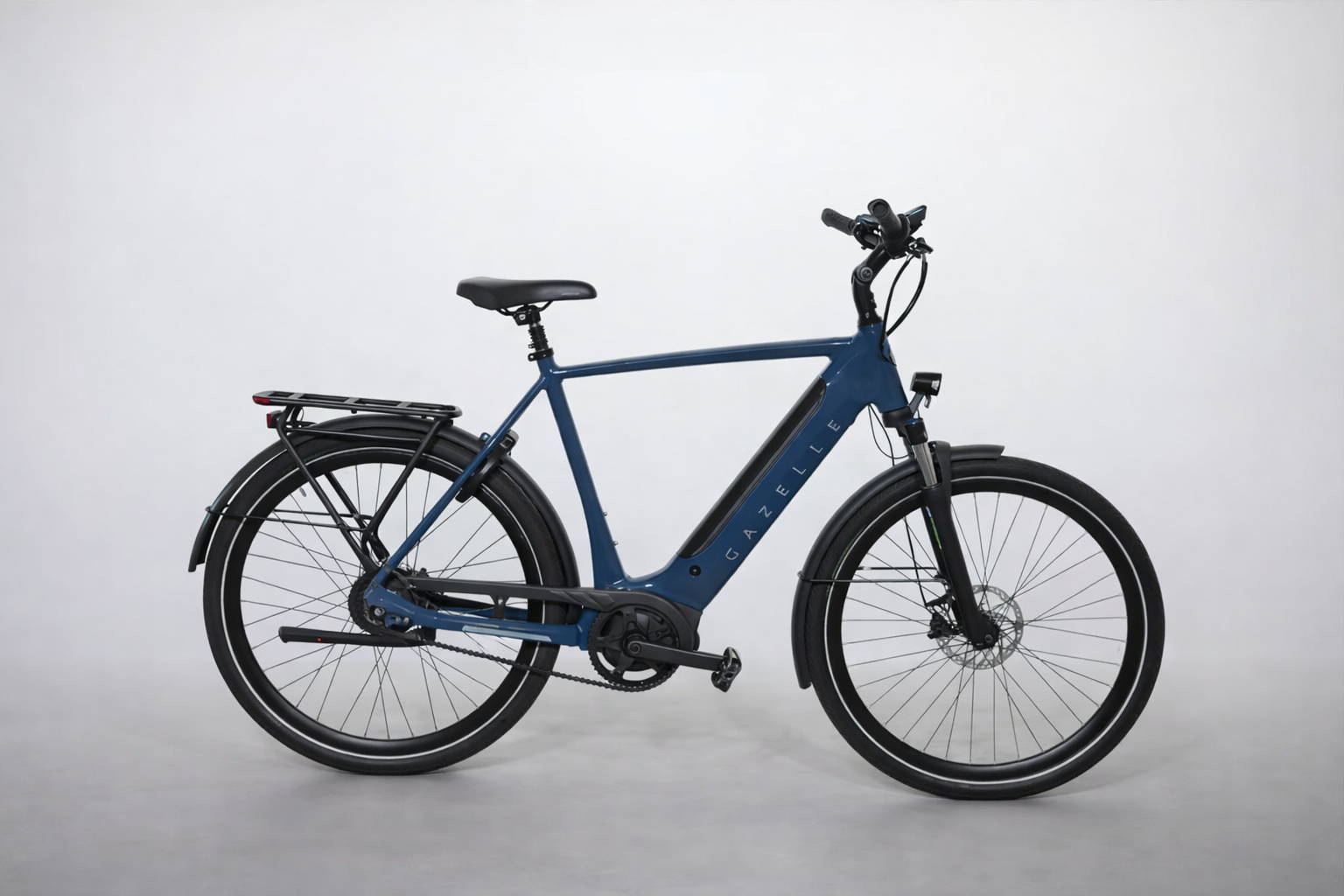 Gazelle Ultimate C380 e-bike in zijaanzicht op neutrale achtergrond, met diamantframe, geïntegreerde accu, Bosch middenmotor, Enviolo naafversnelling, schijfremmen, spatborden en bagagedrager.
