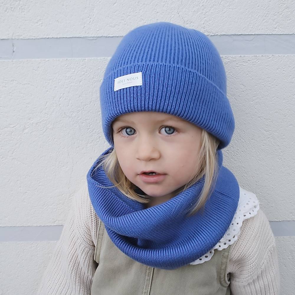foulard pois bleu blanc élégant de la marque suisse Joli Nous, un accessoire premium pour bébé, alliant design raffiné et qualité exceptionnelle OEKO-TEX GOTS