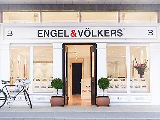  Uccle
- Exterior view of a franchise real estate shop at Engel Voelkers
