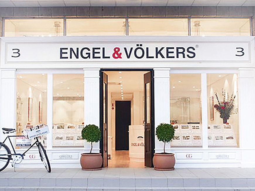  Milan
- Exterior view of a franchise real estate shop at Engel Voelkers