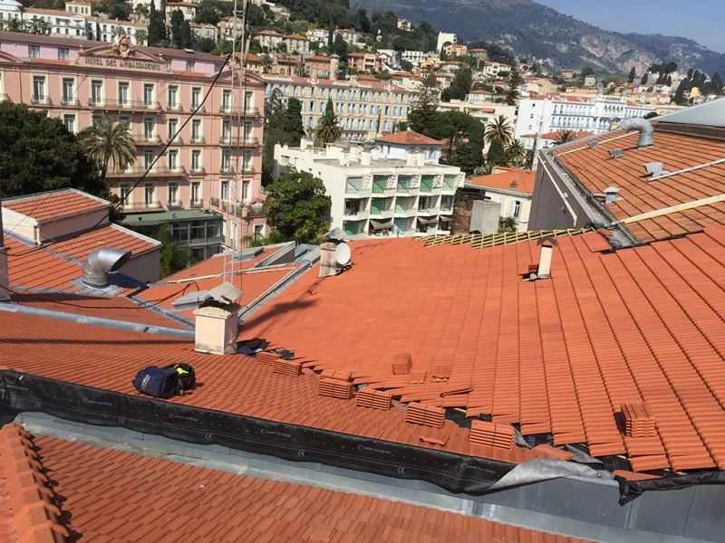 Rénovation de la toiture du Palais de l’Europe à Menton en tuiles de Marseille — CEG TOITURE, couvreur à Nice