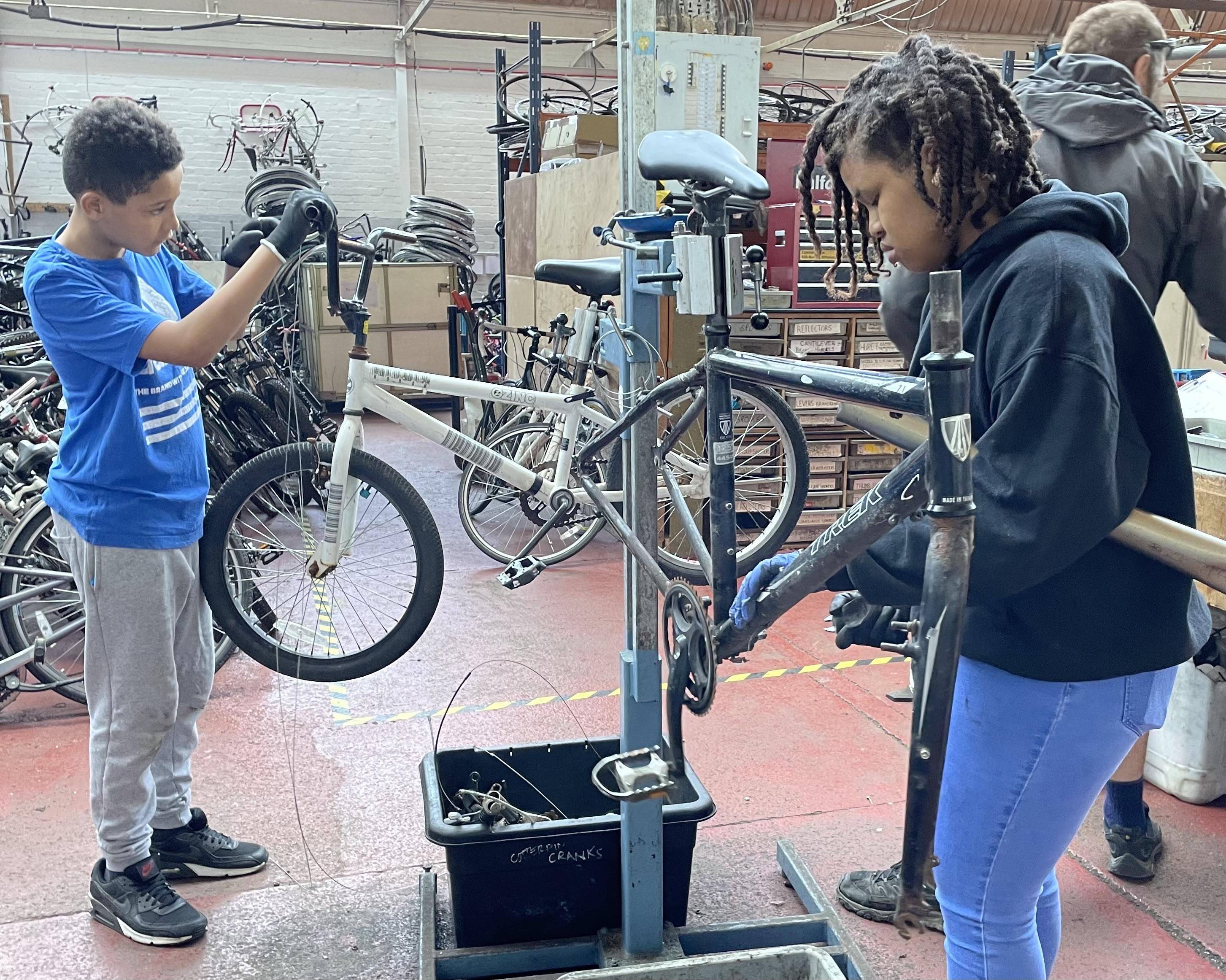 Young volunteers in a Recyke Y'Bike workshop Young volunteers in a Recyke Y'Bike workshop