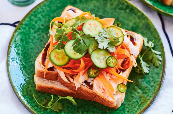 Sandwichs style bao bun au poulet et à la carotte marinée