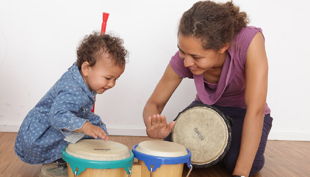 das klingende museum berlin kind trommelt