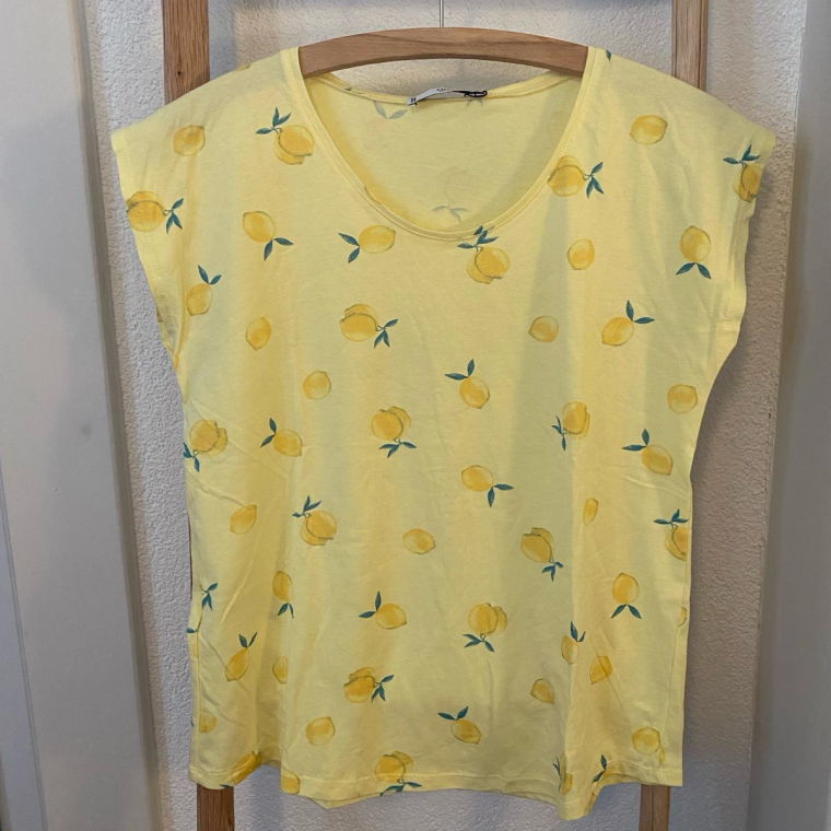 gelbes T-Shirt mit Zitronen