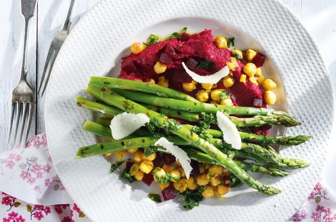 Asperges grillées, houmous de betteraves et pois chiches au cari