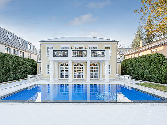  Munich
- This exclusive Florentine-style villa in Bogenhausen is currently on sale for 5.95 million euros. The property has 230 square metres of living space, with two bedrooms and two bathrooms, an open plan living and dining area, a modern kitchen, as well as a spacious foyer and gallery. The outdoor area extends over a large mature garden with several terraces, as well as a swimming pool. (Image source: Engel & Völkers München Bogenhausen)