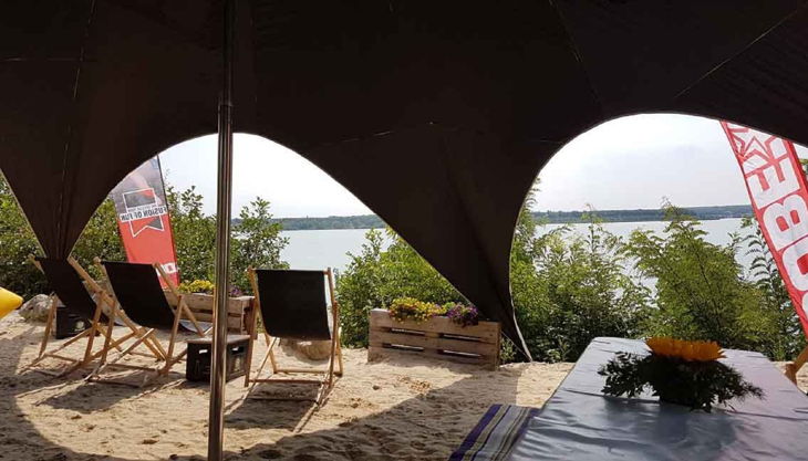 wake beach liegen am see