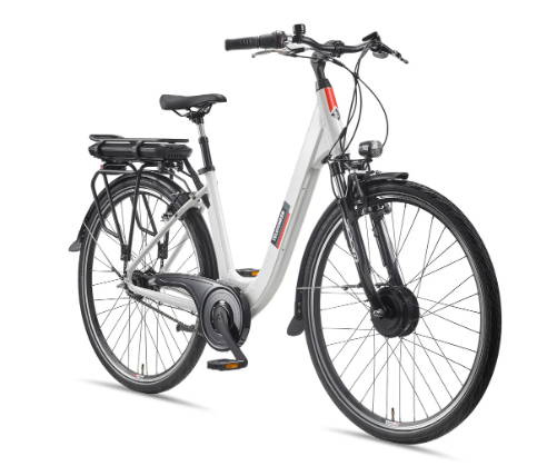 Lichtgrijze Lidl Telefunken e-bike met lage instap, voorwielmotor, bagagedrageraccu, spatborden en voorlamp, schuin van voren afgebeeld op een lichtgrijze achtergrond.