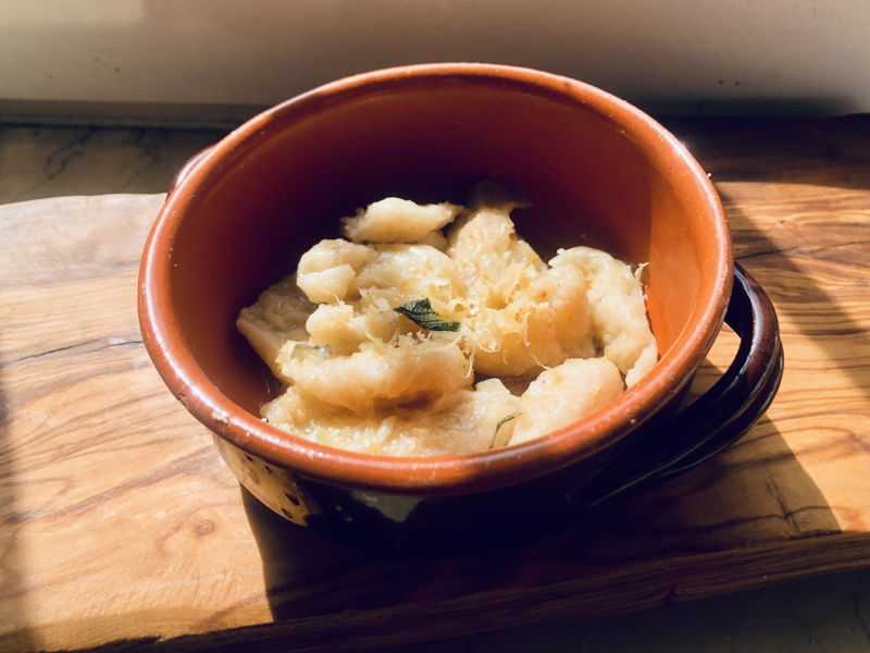 Cours de cuisine Marzana: Rires parce que maman a fait des gnocchis
