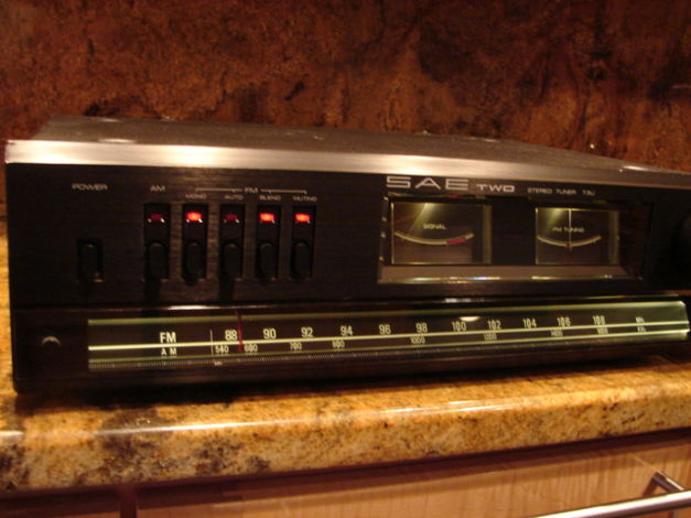 SAE Two AM/FM Tuner