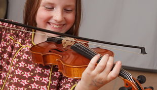 das klingende museum berlin kind spielt geige