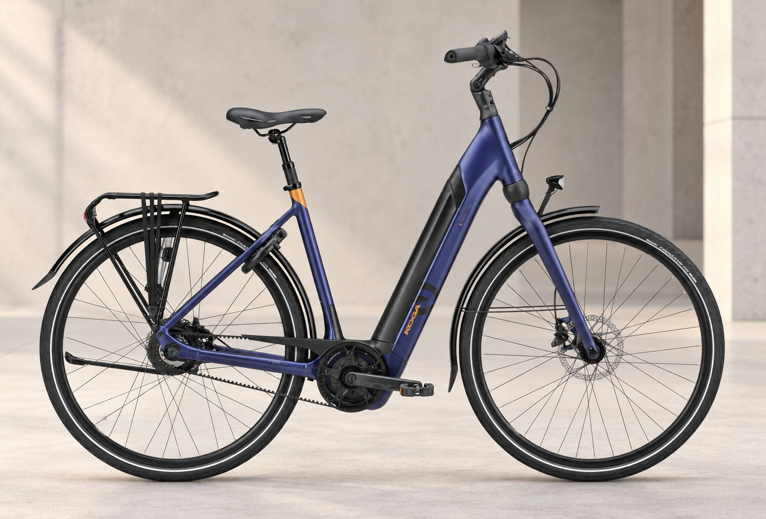 Vélo électrique Koga à cadre bas bleu avec courroie et porte-bagages, vu de profil