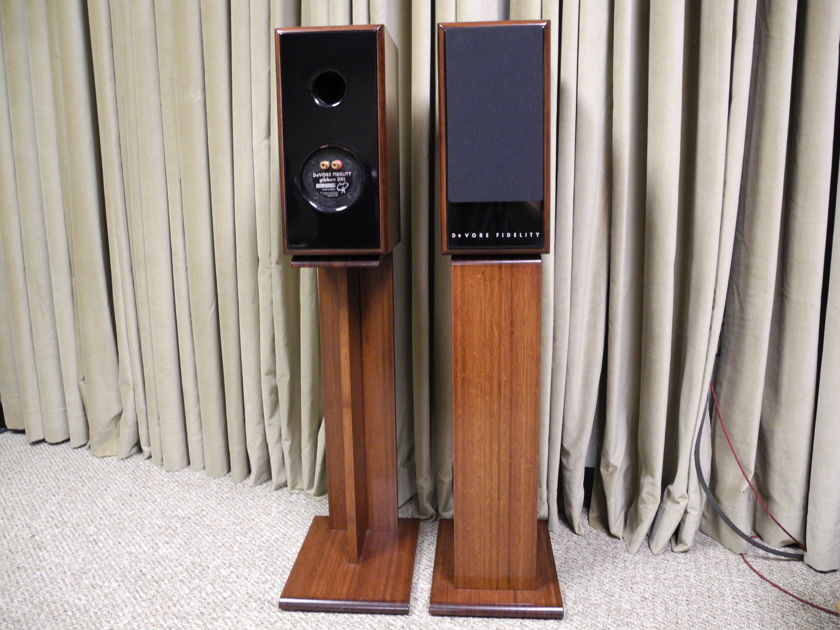 DeVore Fidelity  3XL Award winning DeVore 3XL with matching Bamboo stands