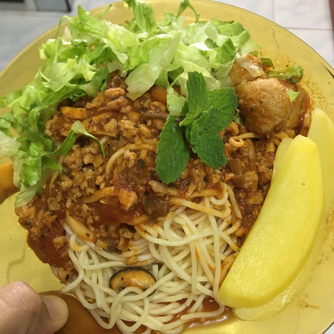 May 27th, 20 - daughter requested spaghetti bolognese many times after I made her weeks ago.

This round, with additional steamed plain potatoes. So sweet. Later will fry some of them.

Wish me success.. ✌🏻✌🏻