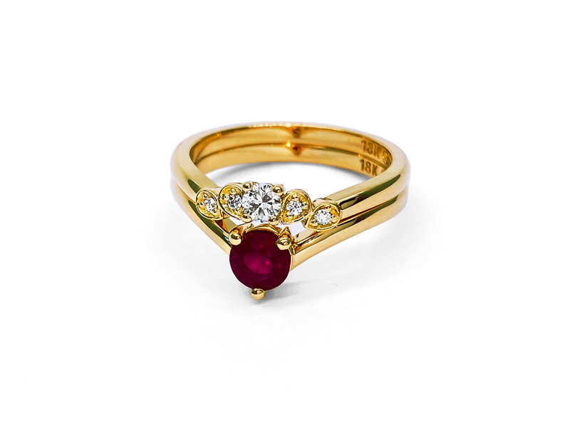 Duo bague de fiançailles et de mariage en or jaune avec diamants et rubis comme pierre principale.