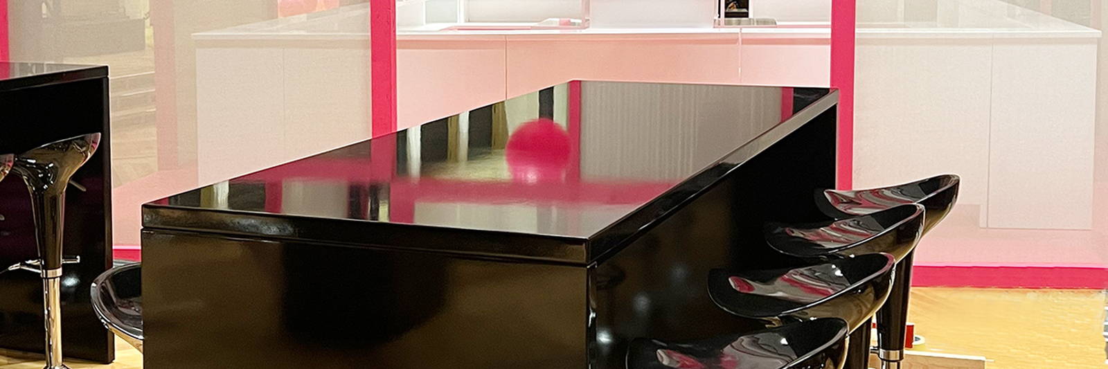 Stehtisch mieten in schwarz mit Barhocker für Bankett Bereich am Firmen Event