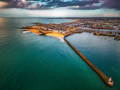 Vue panoramique de Saint Malo avec le digue vers son phare