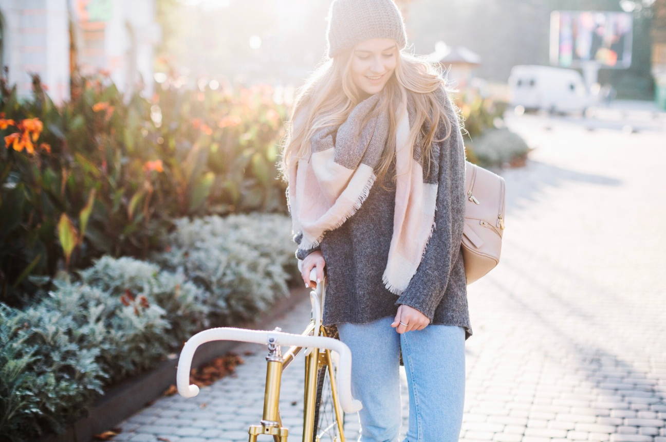 Une femme profite d’une balade à vélo électrique sous la neige à Paris