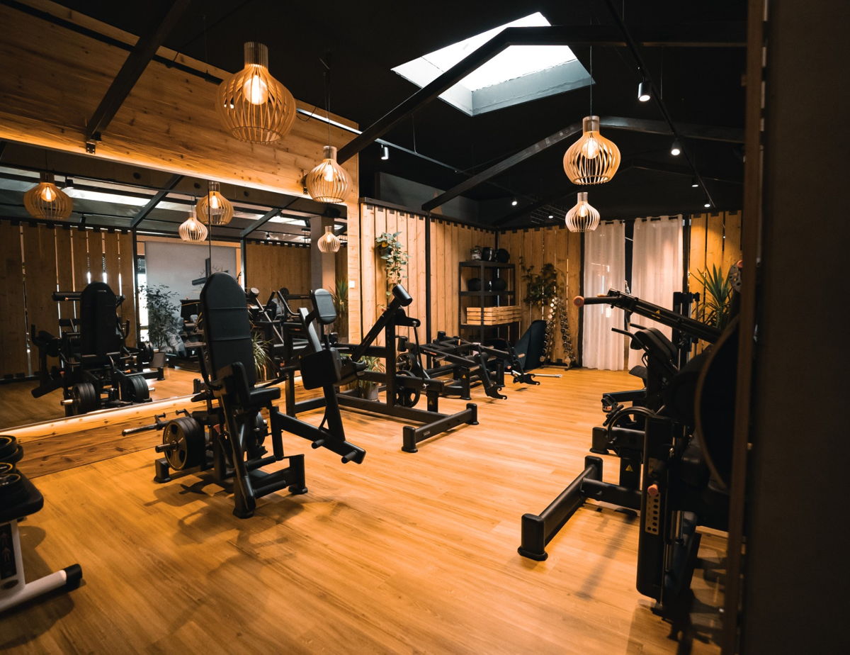 Moderne Kraftgeräte im Fitnesscenter Isny für effektives Muskeltraining