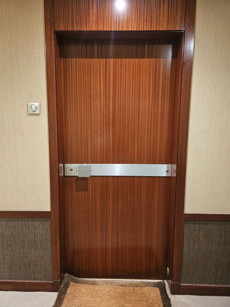 Pose d'une porte anti-panique