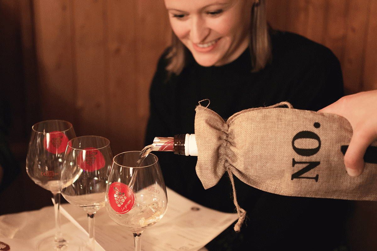 Femme qui déguste du vin lors d'un team building
