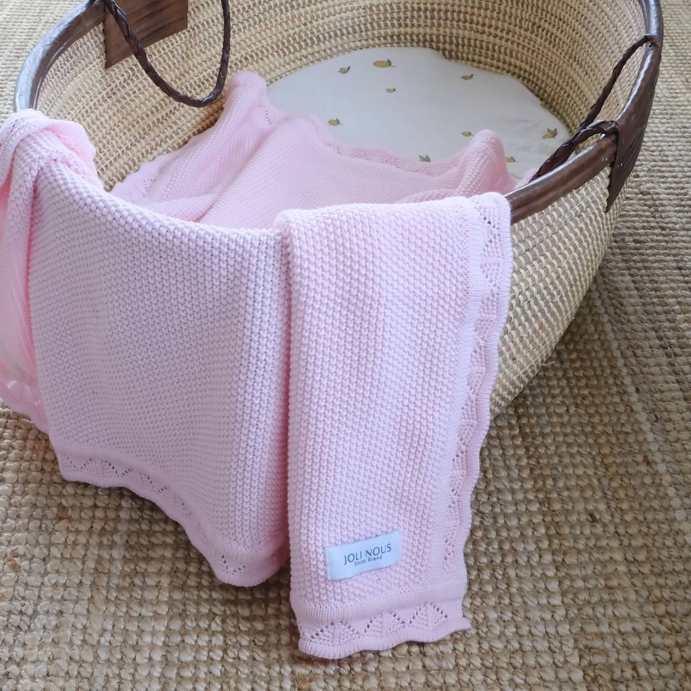 couverture tricotée coton portugal Lange XL et mini élégant de la marque suisse Joli Nous, un accessoire premium pour bébé, alliant design raffiné et qualité exceptionnelle broderie 