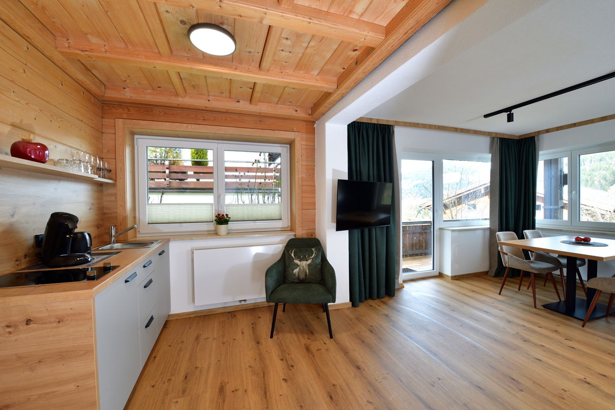 Heller Wohnraum mit Küchenzeile in der Ferienwohnung im Kleinwalsertal
