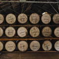 Chai traditionnel Dunnage Warehouse rempli de fûts de whisky en bois dans la distillerie Dalmore dans le nord-ouest des Highlands d'Ecosse