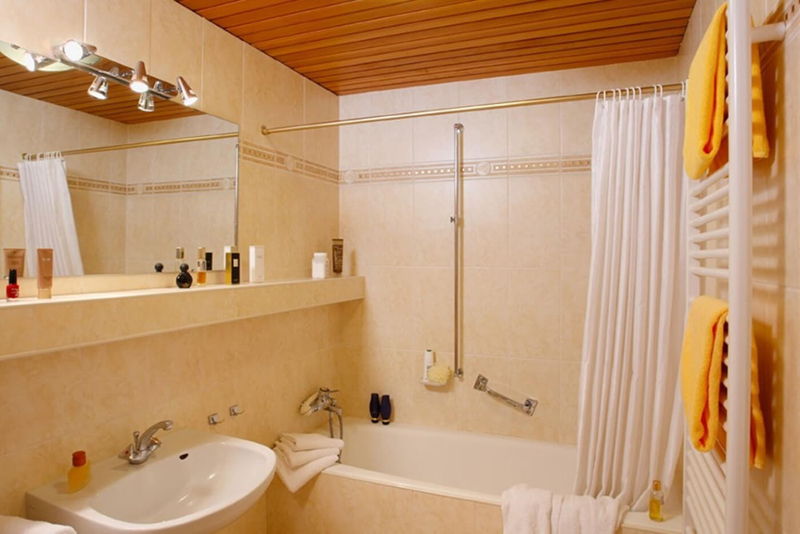 Badezimmer mit Badezimmer in einer kinderfreundlichen Ferienwohnung.