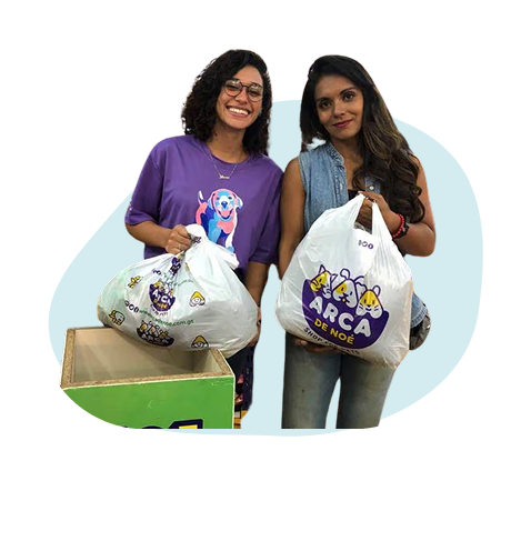 personas realizando donación en tienda Arca de Noé