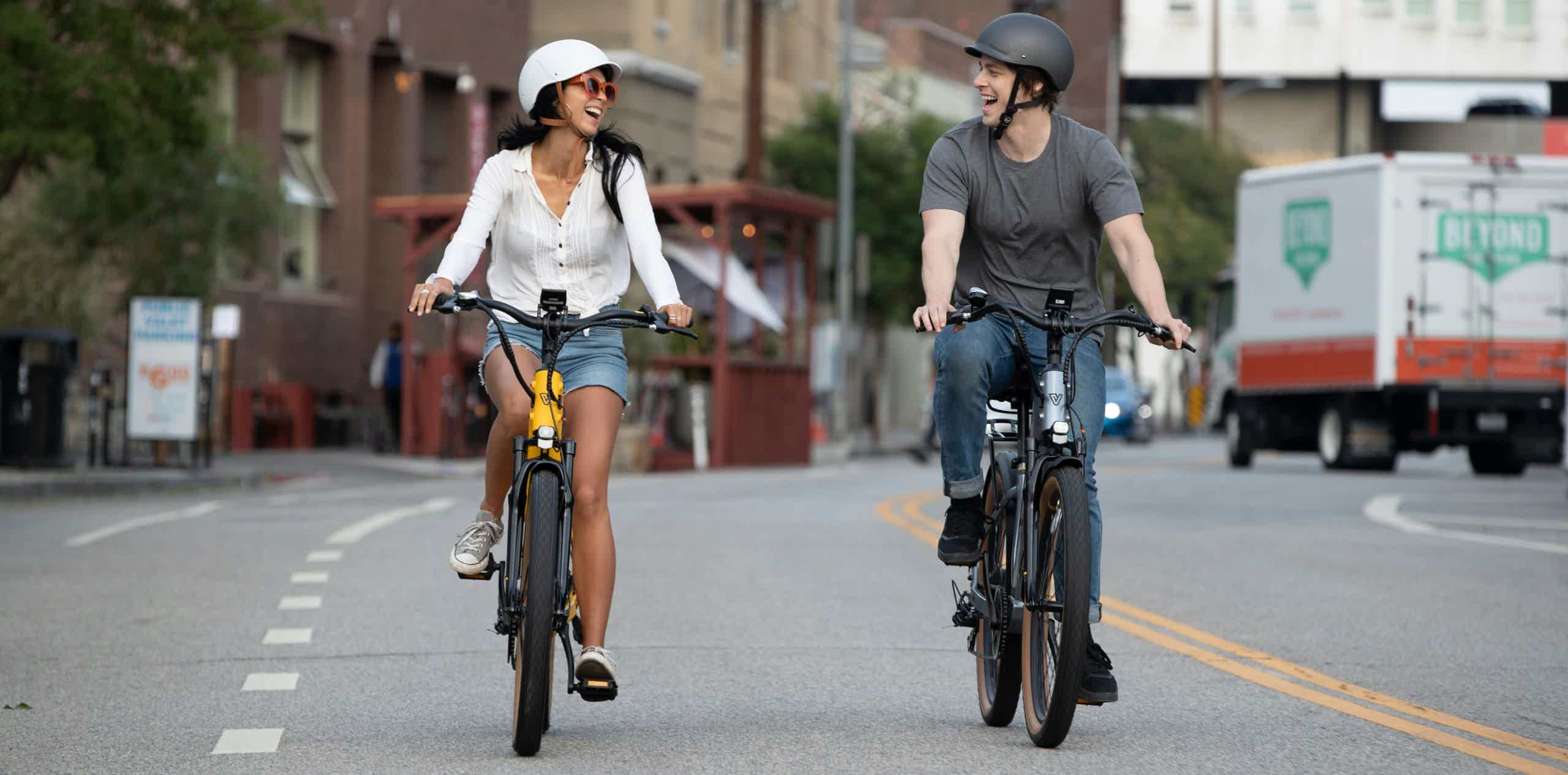 mujer en ruta de bicicleta reacondicionada electrica de montaña viendo el panorama