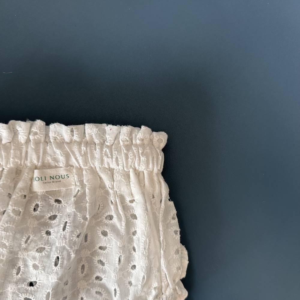 Bloomer blanc broderie anglaise dentelle bébé blanc en coton certifié OEKO-TEX, confortable et stylé, parfait sur une couche ou avec des collants, fabriqué au Portugal