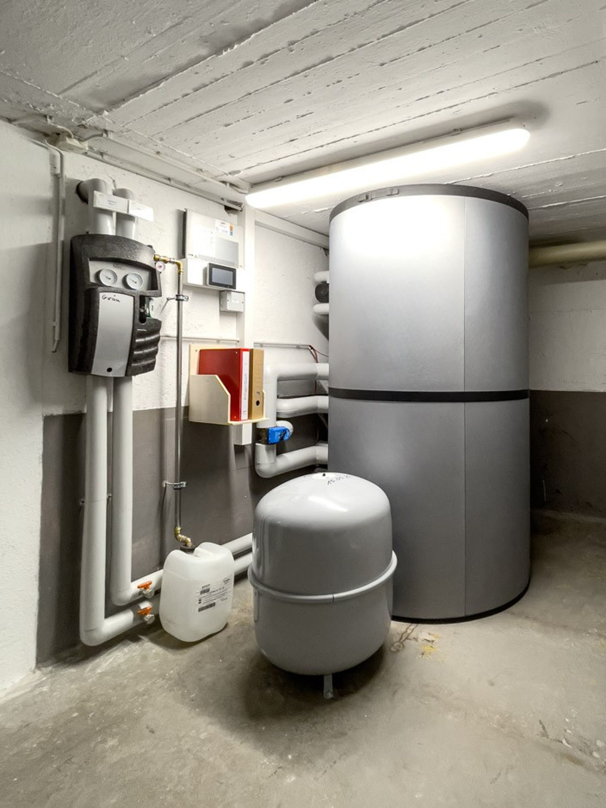 Foto Kundenreferenz Altbau Heizungssanierung Technikraum Hygienespeicher