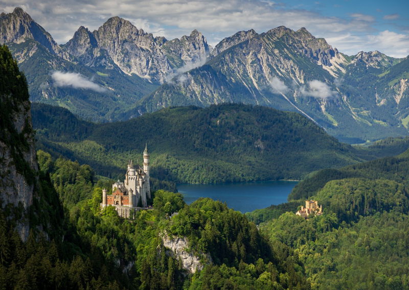 Ausflugsziel: Schloss Neuschwanstein mit Alpsee und Bergblick