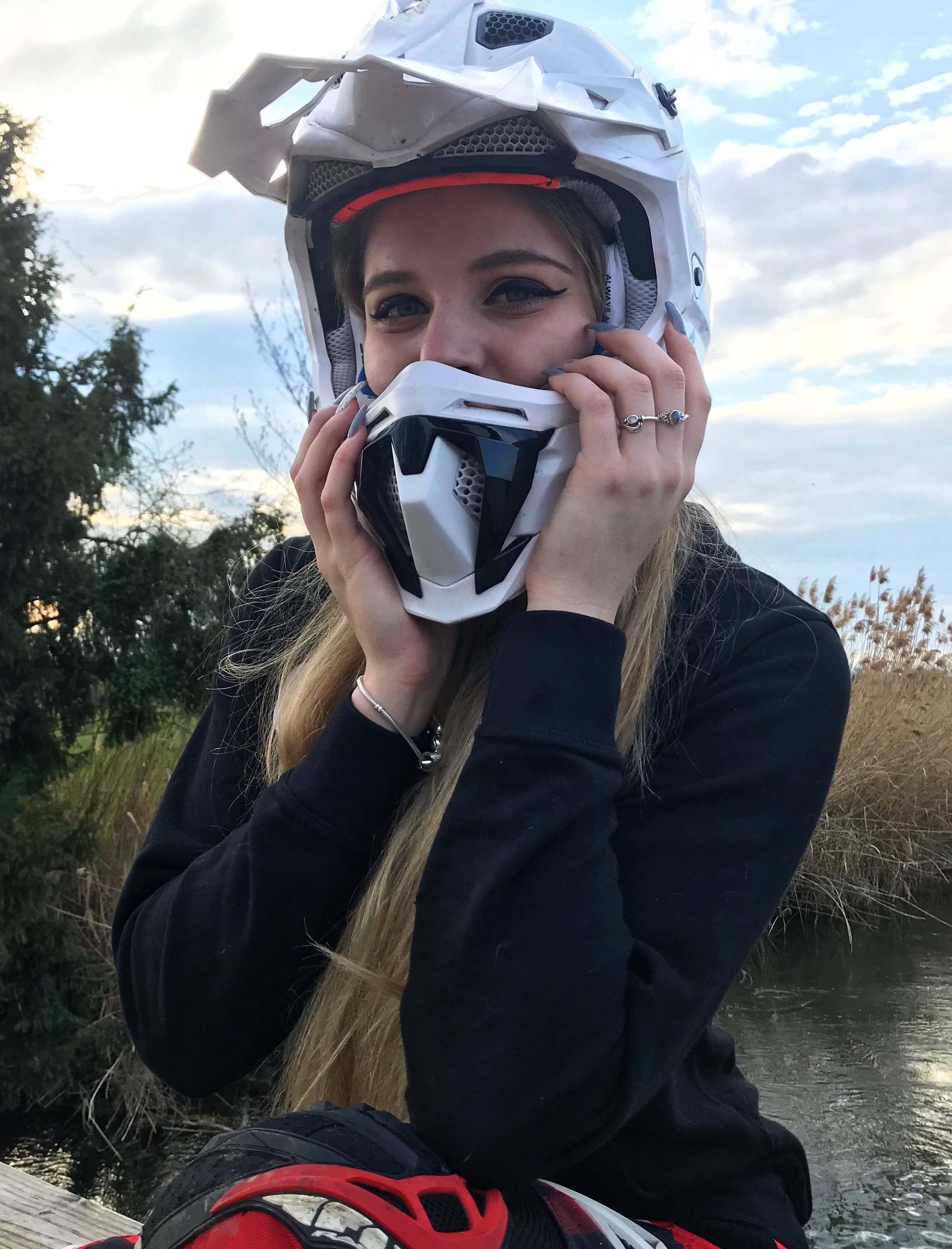 Geschminkte Frau mit Helm