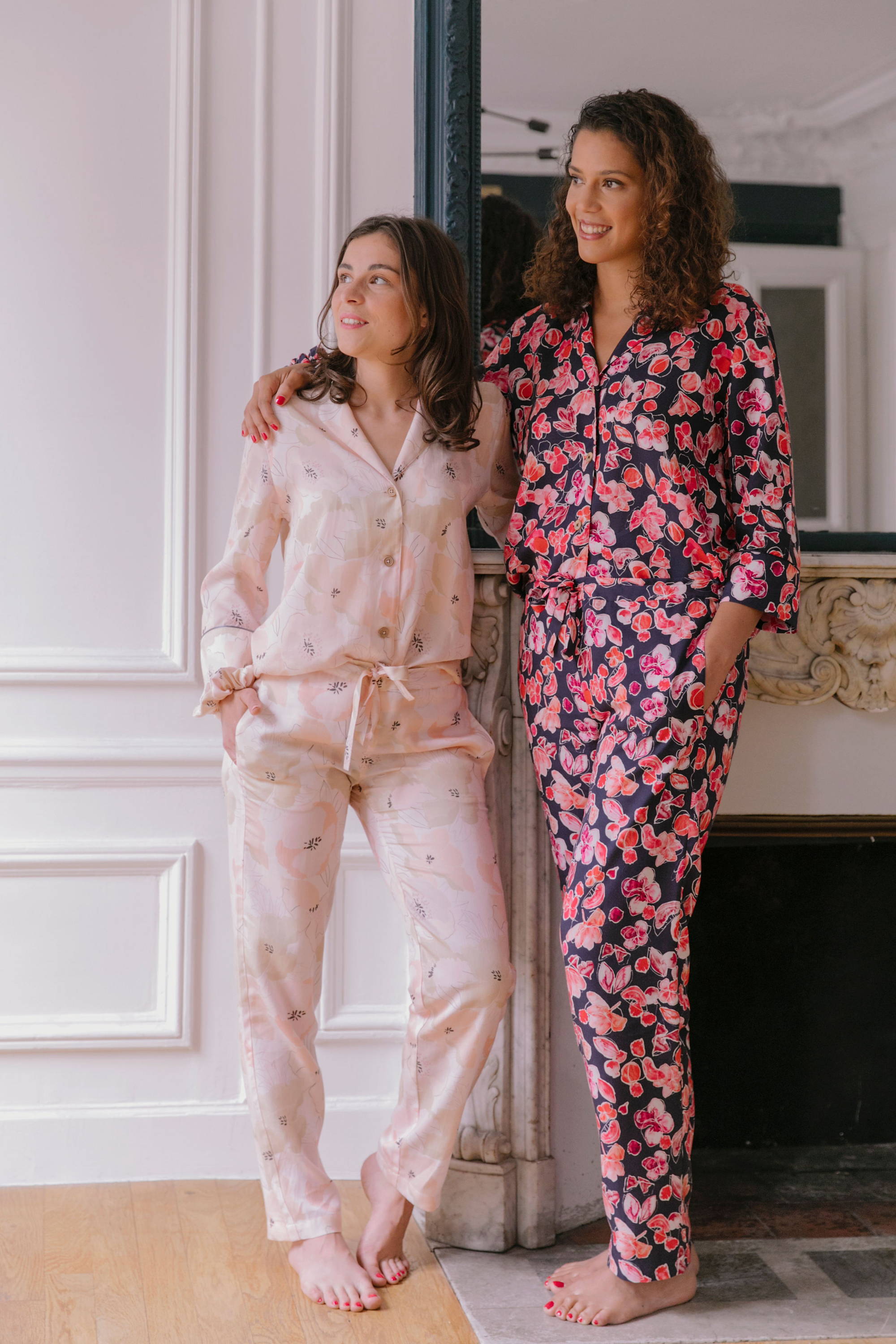 Nêge Paris – Pyjamas chemise pantalon de la première collection automne-hiver dans des coloris bleus et rouges et roses poudrés
