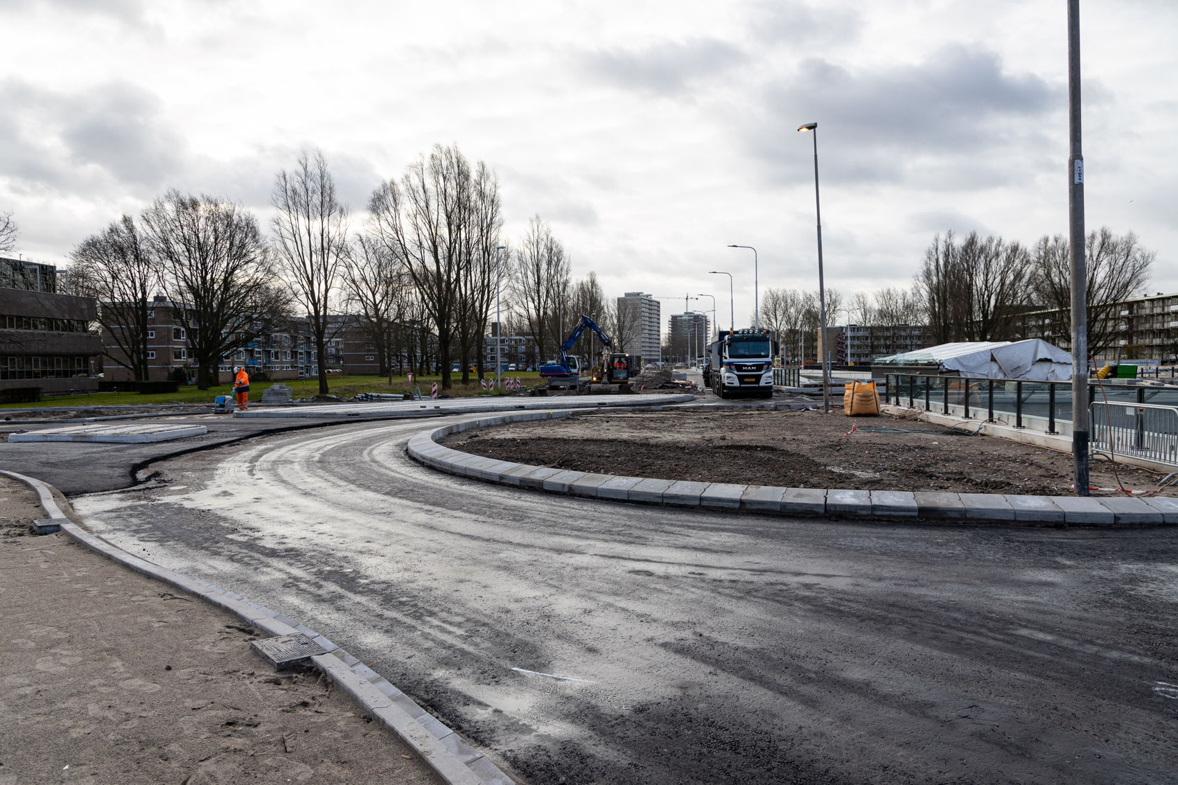 Op maandag 17 februari krijgt de oostkant van de nieuwe rotonde steeds meer vorm. Ietsjes vertraagd door de stortbuien van zondag, is gisteravond dit deel opengesteld voor auto's! Op maandag 17 februari krijgt de oostkant van de nieuwe rotonde steeds meer vorm. Ietsjes vertraagd door de stortbuien van zondag, is gisteravond dit deel opengesteld voor auto's!