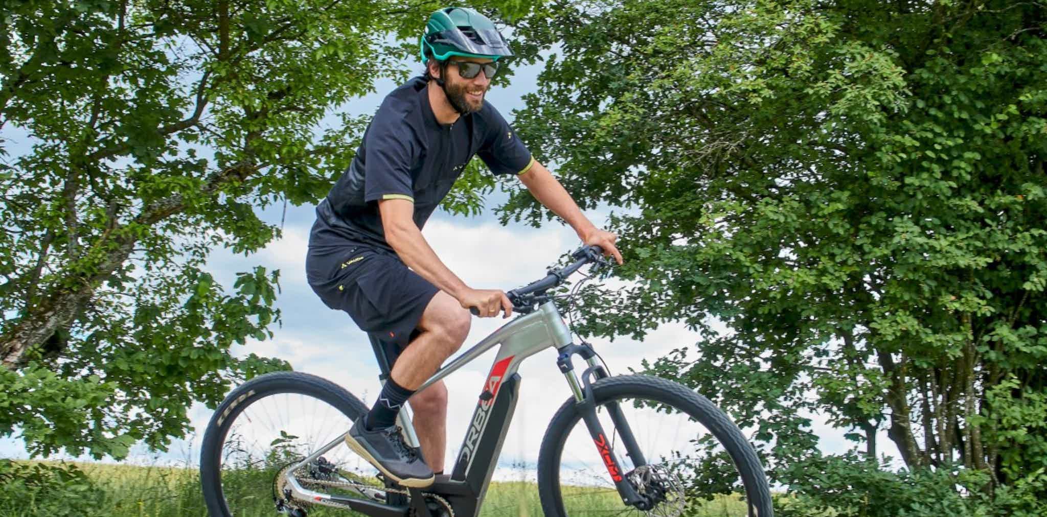 Imagen de recurso de una persona rodando sobre una Orbea Keram.