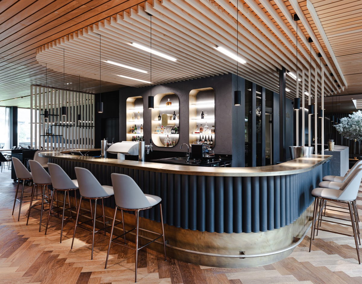 Den Abend an der Hotelbar im Boutiquehotel in den Bergen ausklingen lassen