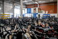 Des dizaines de vélos reconditionnés qui attendent preneurs dans l'entrepôt Upway