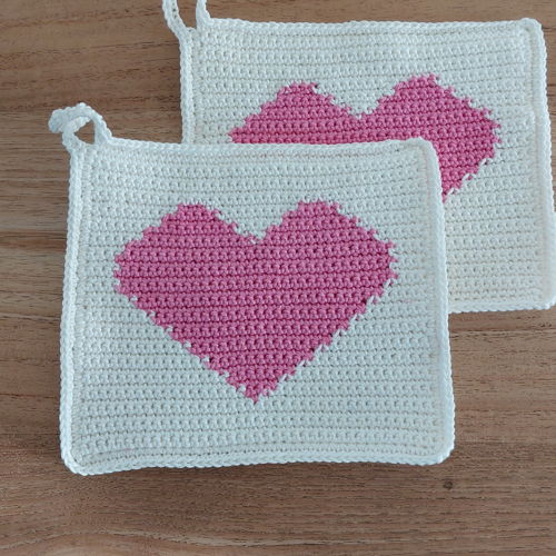 Oven mitt with heart pattern