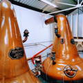 Salle de distillation avec les alambics Pot Stills de la distillerie Glen Scotia sur la péninsule de Kintyre dans la région de Campbeltown en Ecosse