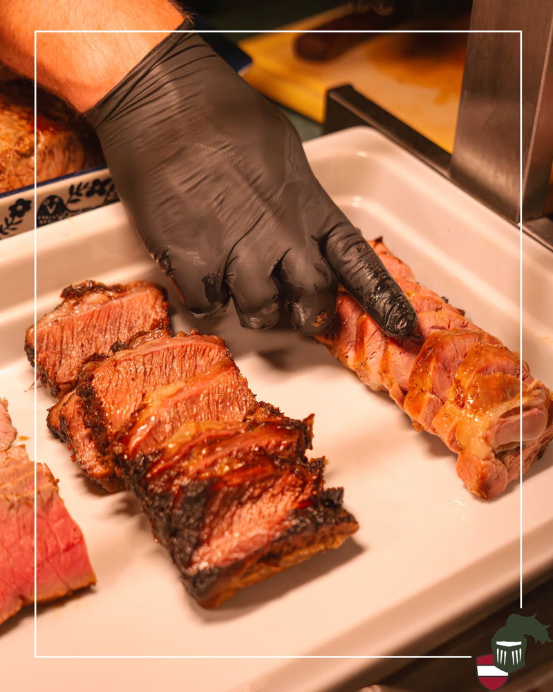 ☀️ Genussvoll in den Sommer starten ☀️

Die Türen sind wieder geöffnet, die Küche läuft auf Hochtouren und der Duft von frisch zubereiteten Spezialitäten liegt wieder im Haus. 🍷🥩
Wir freuen uns darauf, gemeinsam mit euch in eine genussvolle Sommersai