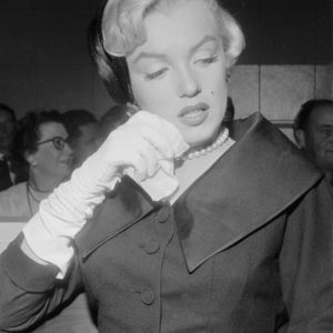 Мэрилин Монро с платком на процессе по разводу