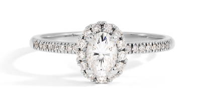 Bague de fiançailles en or avec diamant central oval entouré d'un halo de 33 diamants sur fond blanc.