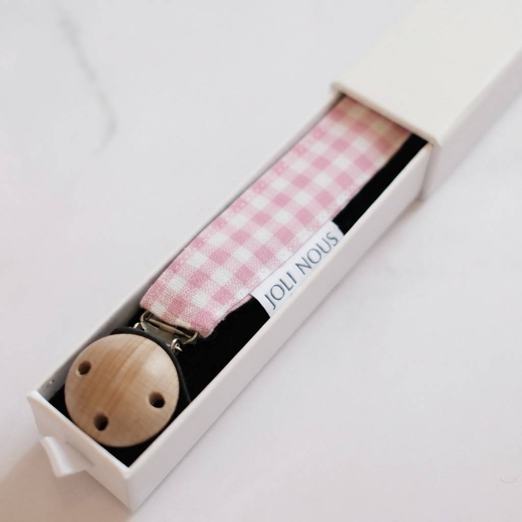 gigoteuse réversible fraises rouge blanc crème lumineux cadeau bebe élégant de la marque suisse Joli Nous, un accessoire premium pour bébé, alliant design raffiné et qualité exceptionnelle