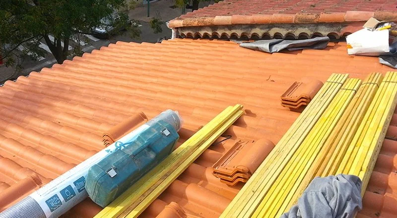 Couverture en tuiles romanes sur charpente traditionnelle neuve à Menton — CEG TOITURE, couvreur à Nice