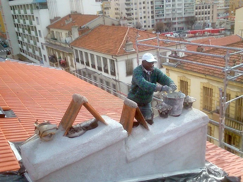 Rénovation de la toiture d’un immeuble à Nice en tuiles de Marseille — photo 5 sur 8 — CEG TOITURE
